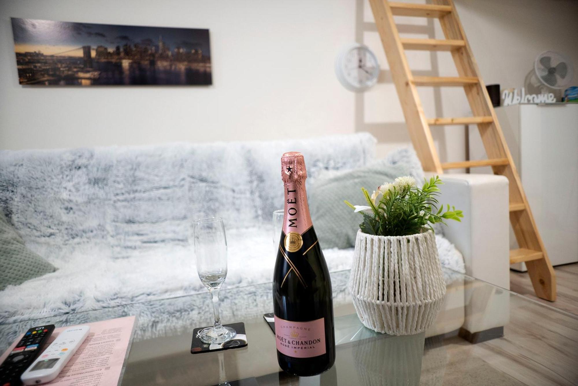 New Stylish Place For Couple Bratislava Buitenkant foto